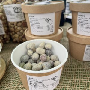 Praženi lešniki obliti z belo čokolado